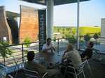 ...inmitten der Expo-Pavillons erstmal einen Kaffee; 06.09.2004 News 263 Bild