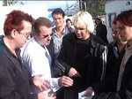 im Backstagebereich der ZdF- Bühne am Reichstag zogen Henri, Tobias und Sebastian aus einer wunderschönen Plastetüte die Gewinner 03.10.2001 News 107 Bild