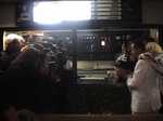 ...harte Arbeit.... Gerangel um Fotos nach dem Auftritt bei der News 102 Bild